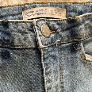 Zara High Rise Light Blue Jeans cute!